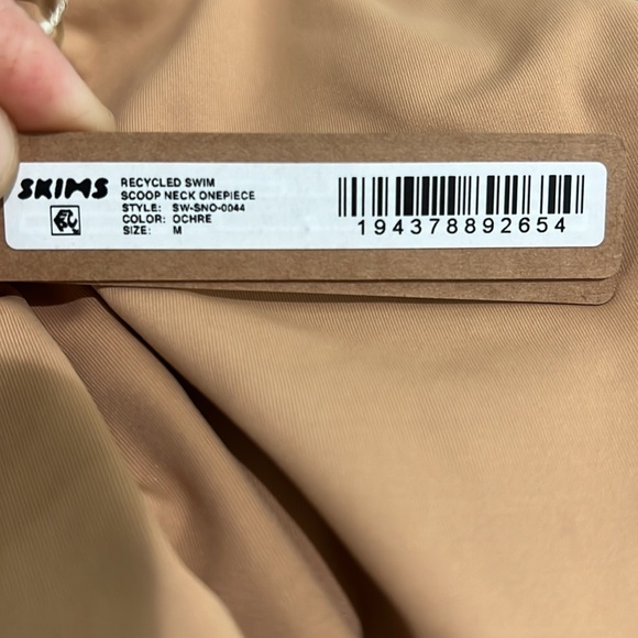 🆕 LIMITED EDITION-SKIMS SCOOP NECK ONE PIECE SWIM: SIZE-MEDIUM COLOR-OCHRE - Picture 4 of 4